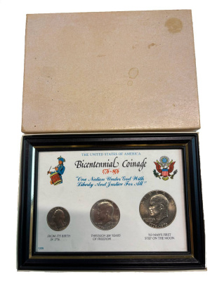 США набор из 3 монет (1/4 (квотер), 1/2 и 1 доллар) 1976 200 лет независимости США, в красочной упаковке KM 204, 205 и 206 медно-никель UNC 8-2-05-07